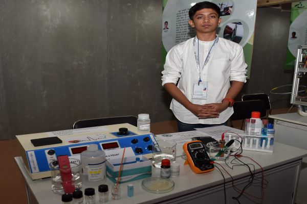 Akash-Manoj-with-his-prototype-of-non-invasive-self-diagnosis-of-silent-heart-attack