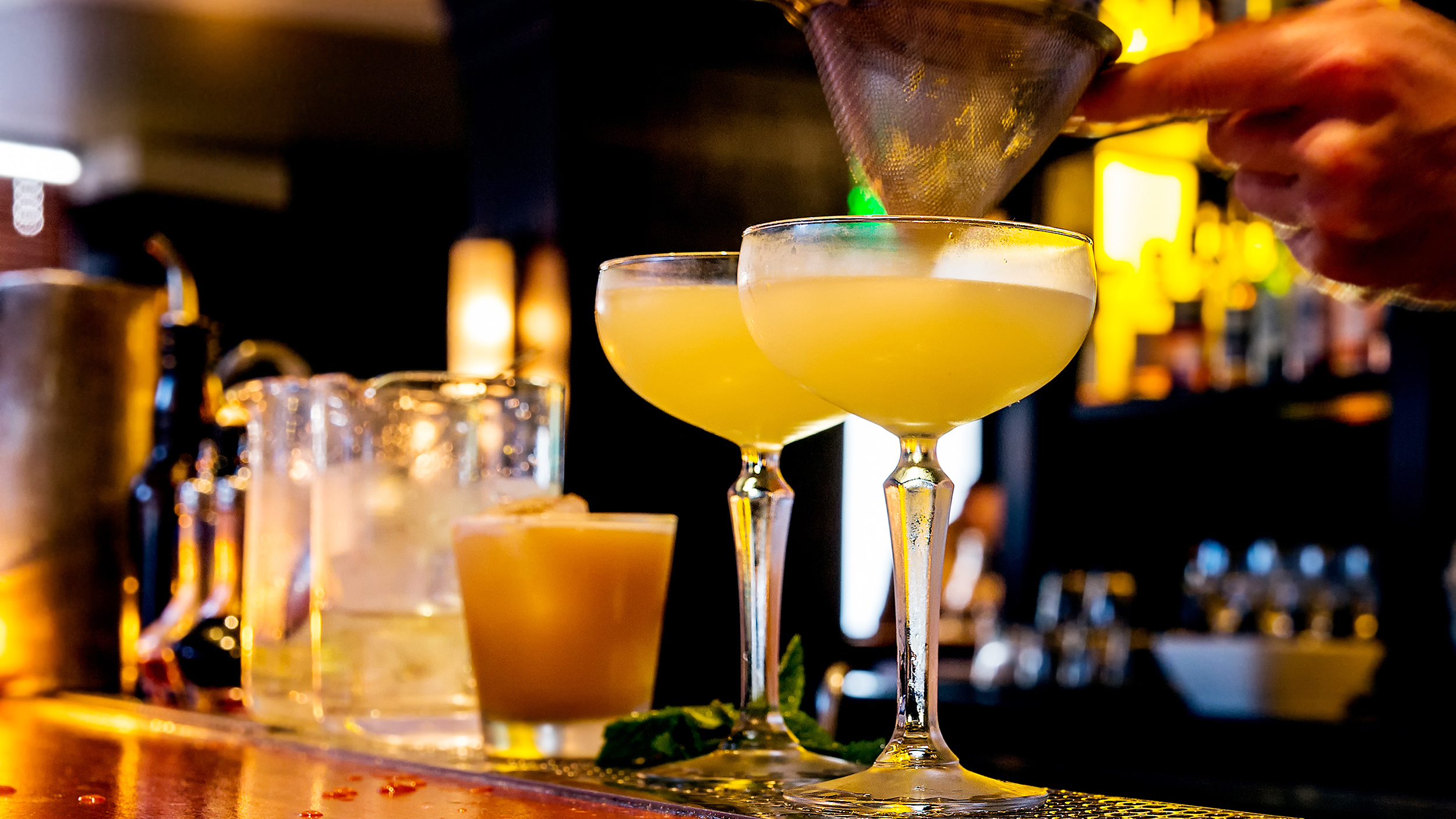 cocktail-bar-drinks-pour-stock-today-161229-tease_5fb04dff2d7044537cf76aab2b715f99