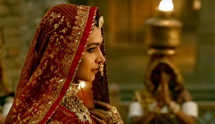 1Deepika-Padukones-regal-entry-into-the-song-is-breathtaking-1